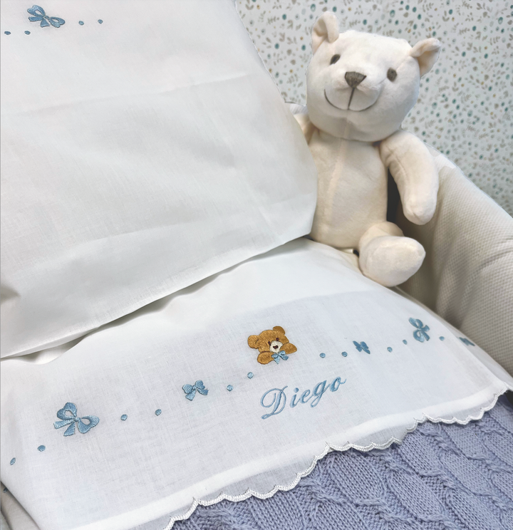 Lenzuolino culla ricamo a mano Orsacchiotto celeste