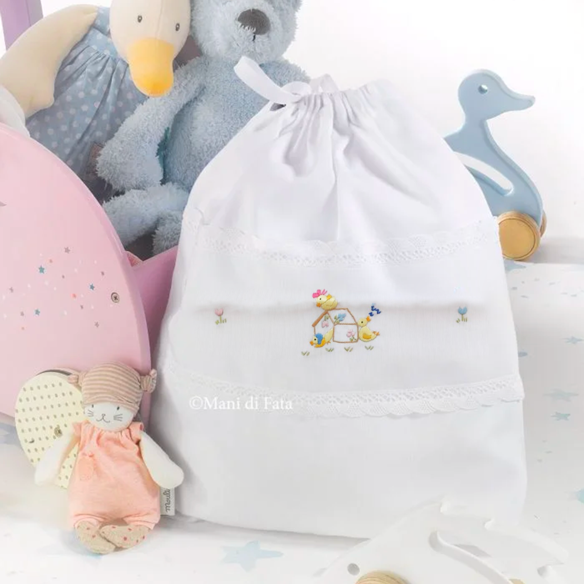 Sacca in cotone ricamata a mano motivo 'Casetta e pulcini'