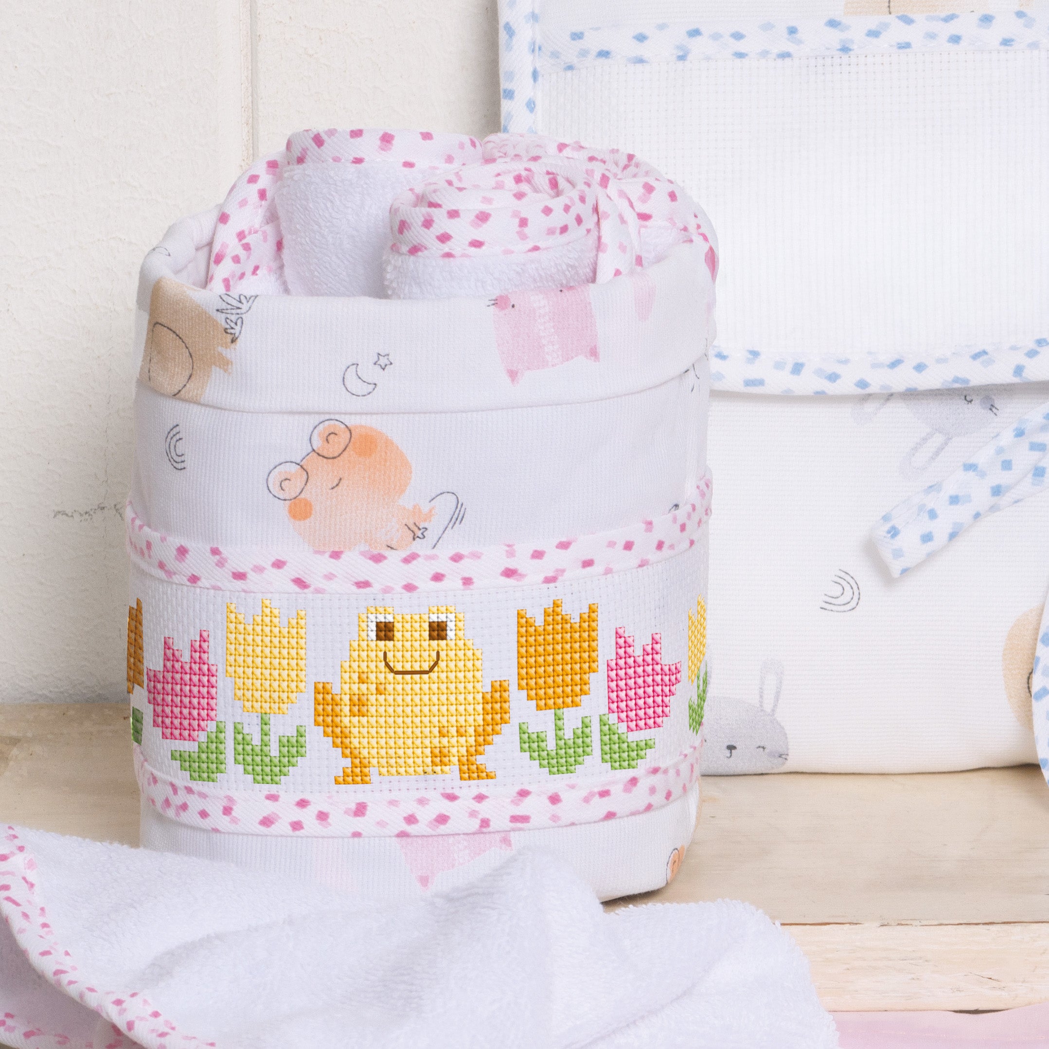 Kit porta-lavette rosa con motivo animaletti e tela aida bianca da ricamare a punto croce