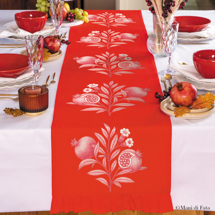 Kit lista in cotone rosso con rouches, disegnata con motivo melograni da ricamare a punti vari