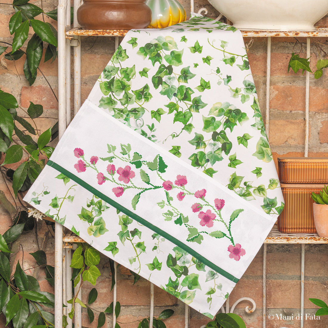 Kit asciugapiatti in fantasia edera da ricamare a punto croce con motivi ramage e fiori rosa
