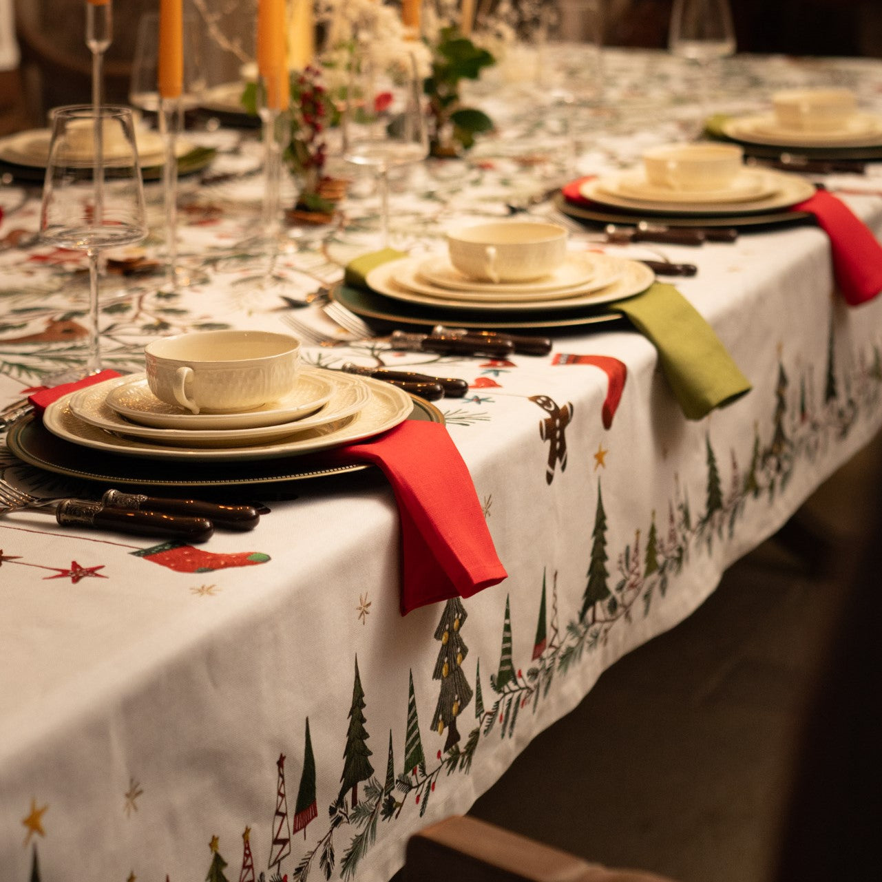 Tovaglia natalizia da 8 posti in cotone 'Abeti e addobbi'