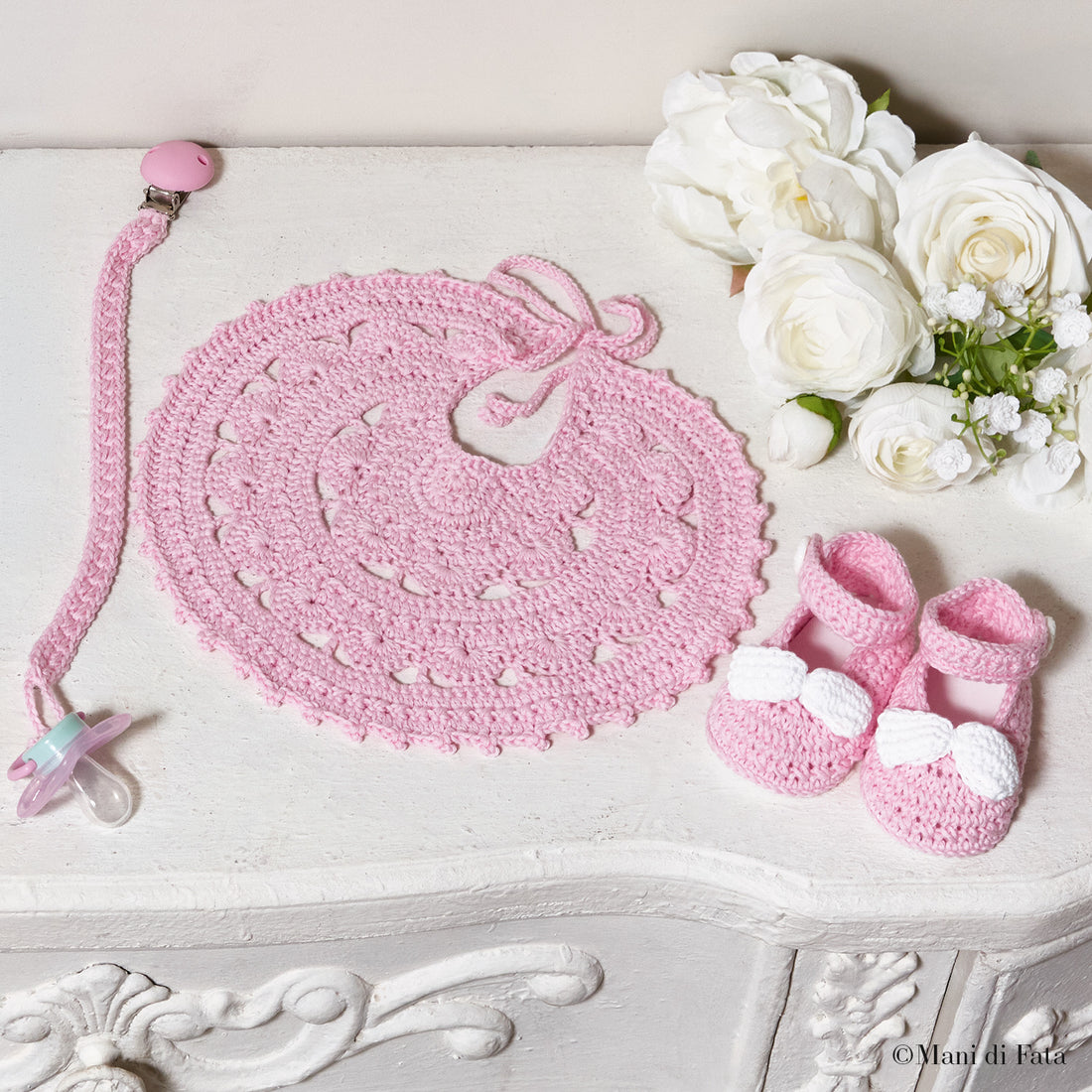 Kit bavetta, scarpine e portaciuccio eleganti a uncinetto bimba
