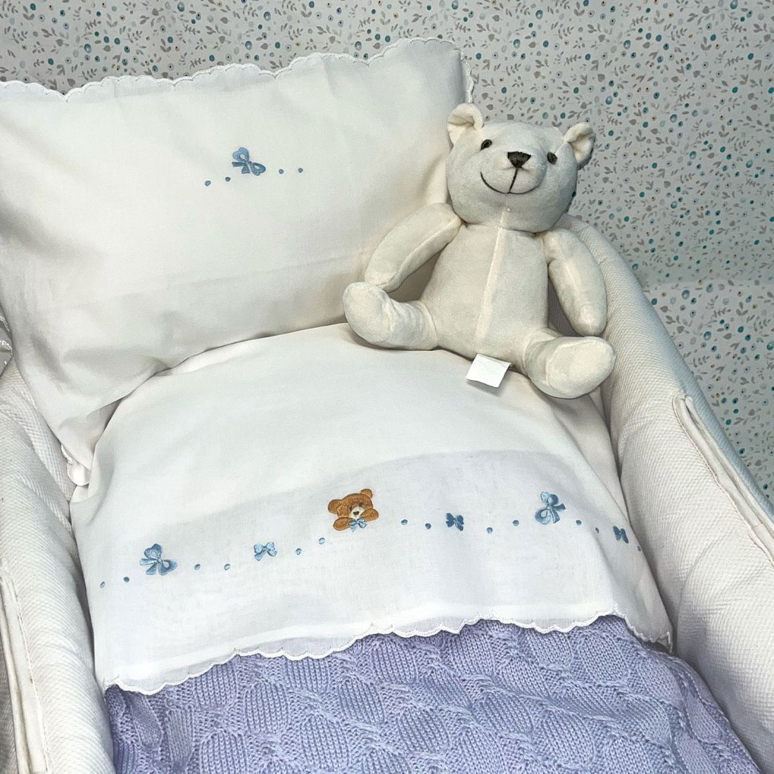 Lenzuolino culla ricamo a mano Orsacchiotto celeste