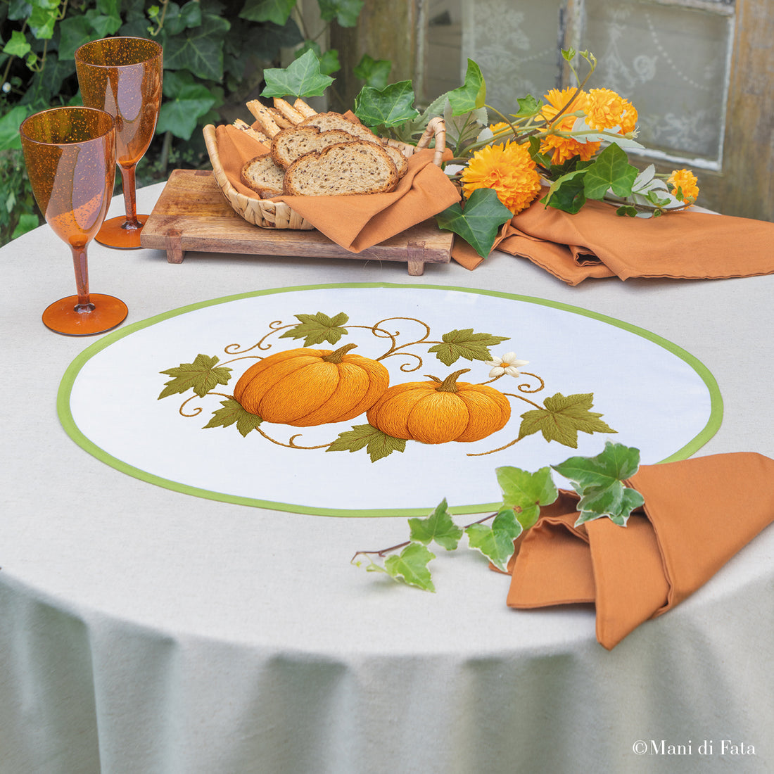 Kit centro ovale con motivo zucche da ricamare a punti vari