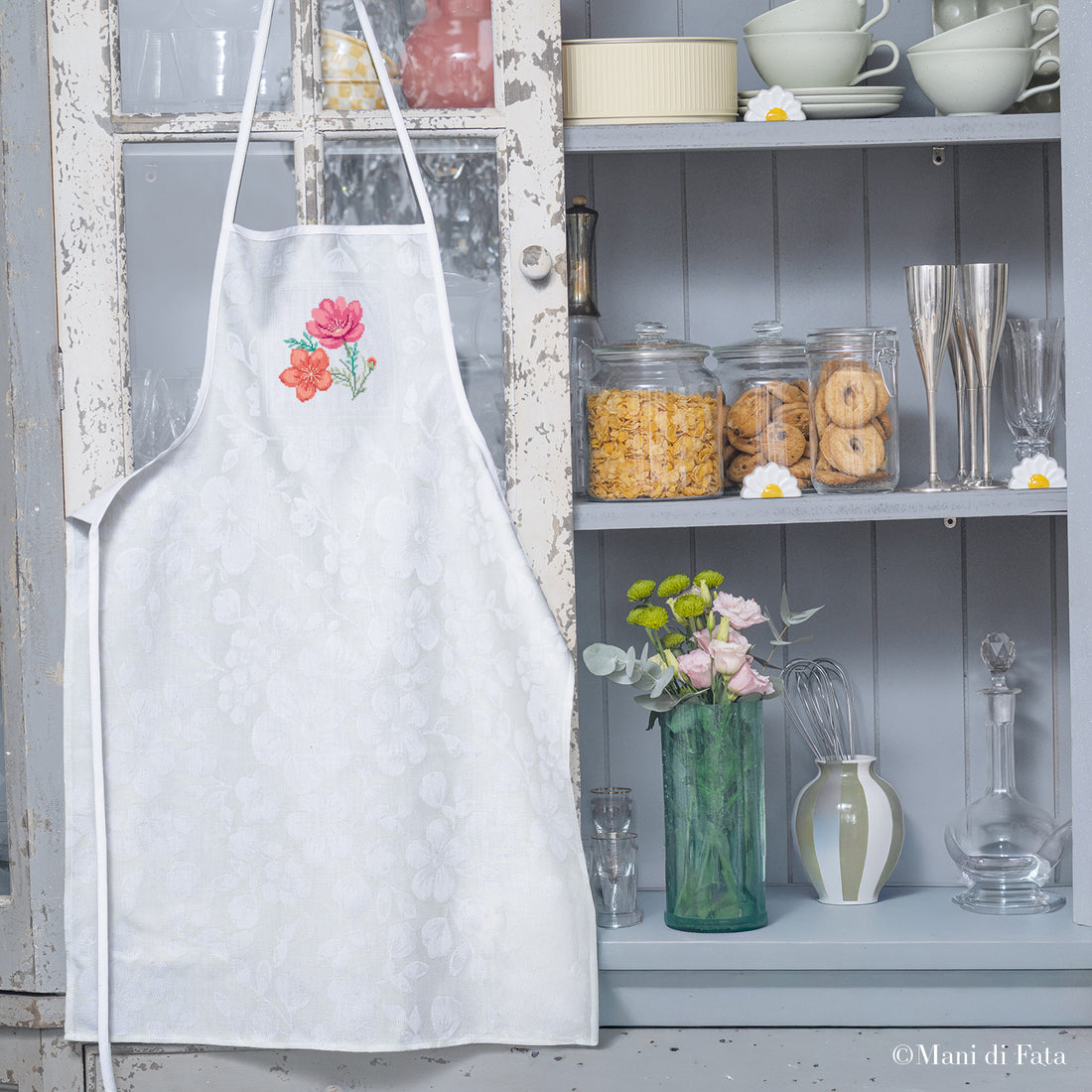Kit grembiule bianco Peonie e Ninfee ricamo a punto croce