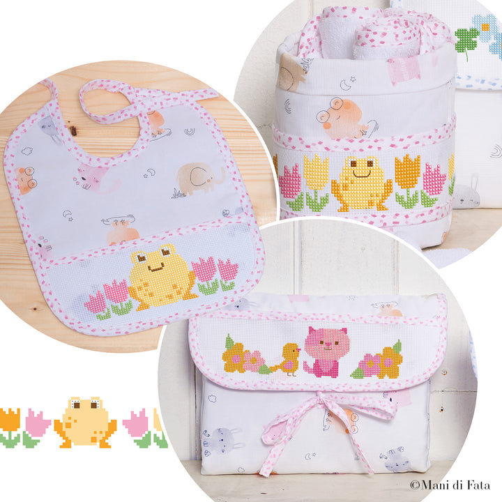 Kit busta fasciatoio, porta lavette e bavetta rosa con animaletti da ricamare a punto croce 