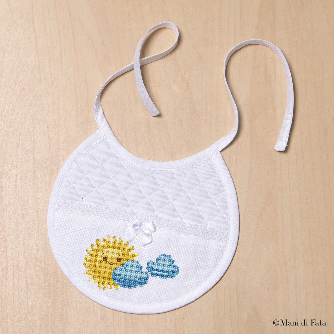 Kit bavaglino tondo Sole e nuvole ricamo punto croce