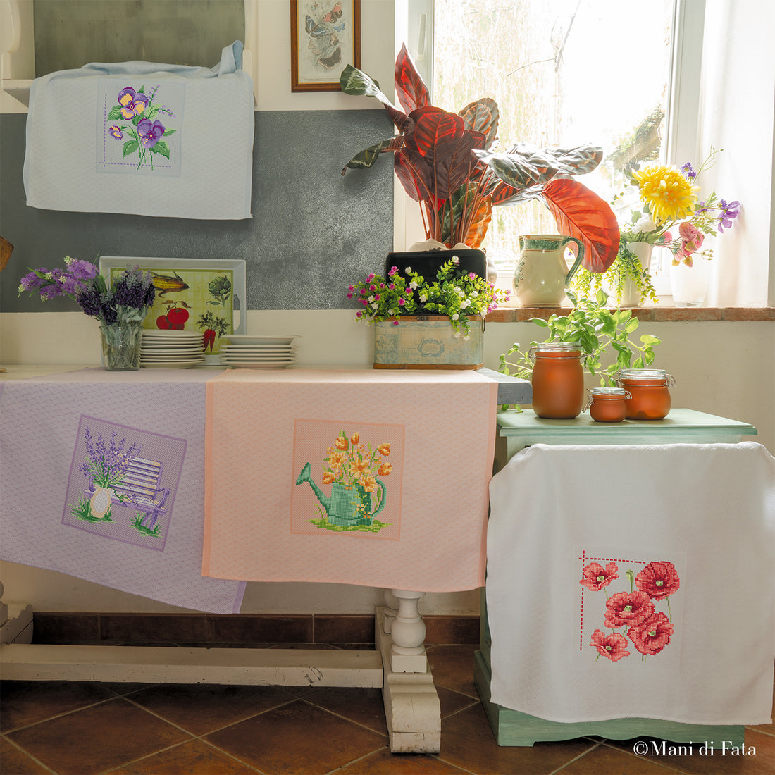 Kit asciugapiatti in cotone jacquard celeste da ricamare a punto croce con viole