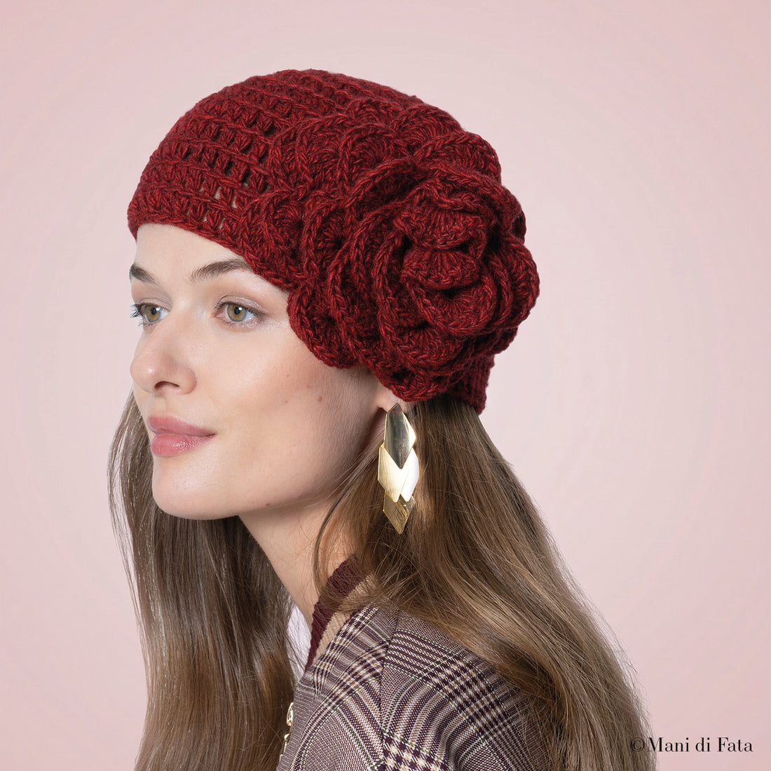 Kit cappello rosso con grande fiore laterale a uncinetto