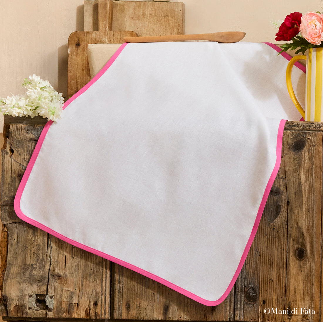 Strofinaccio in misto lino bianco bordato in sbieco fucsia