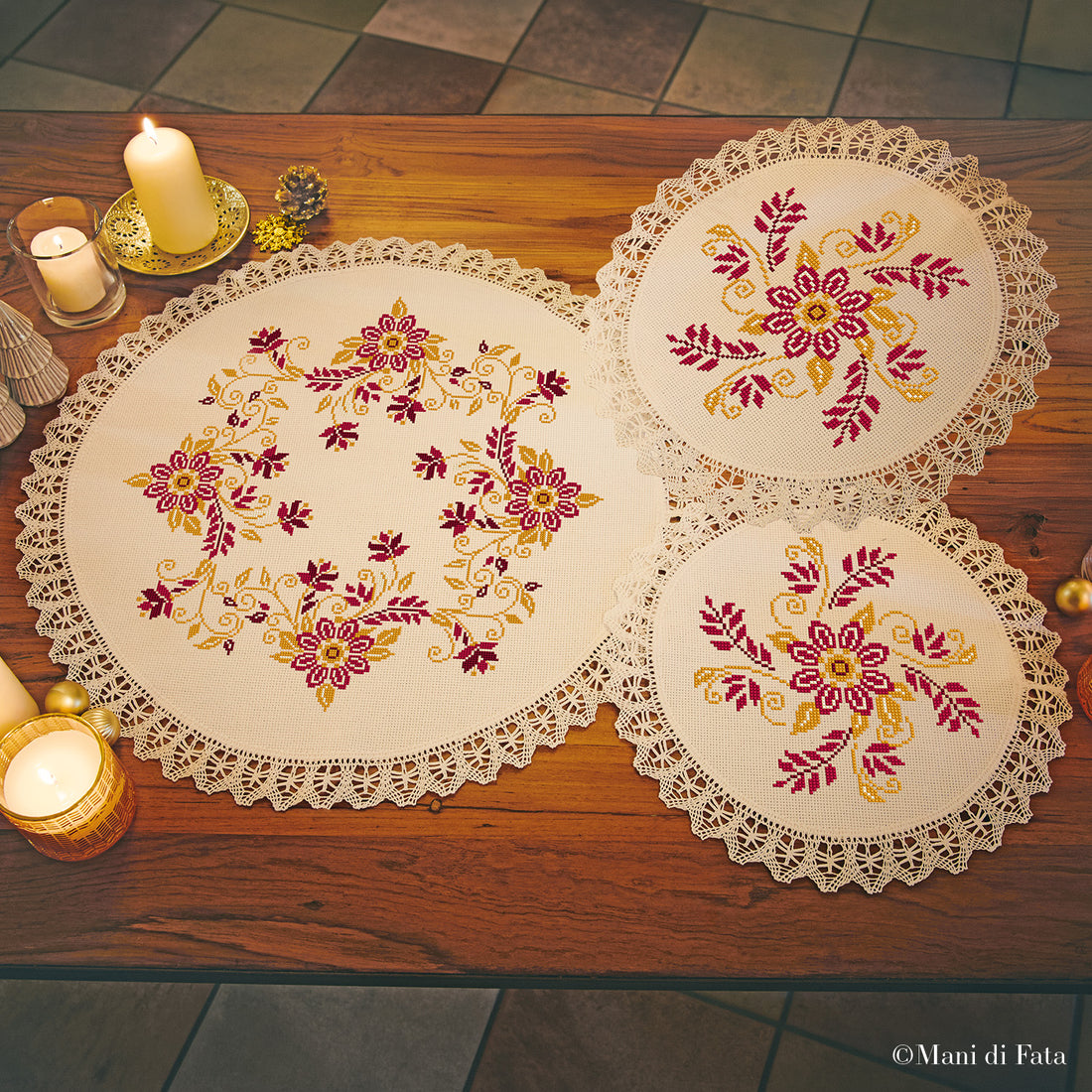 Kit parure 3 centri con pizzo Corona di Fiori e Foglie bordeaux e oro punto croce